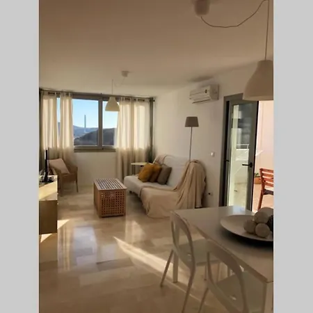 Con Piscina, Garaje Y Vistas Al Mar